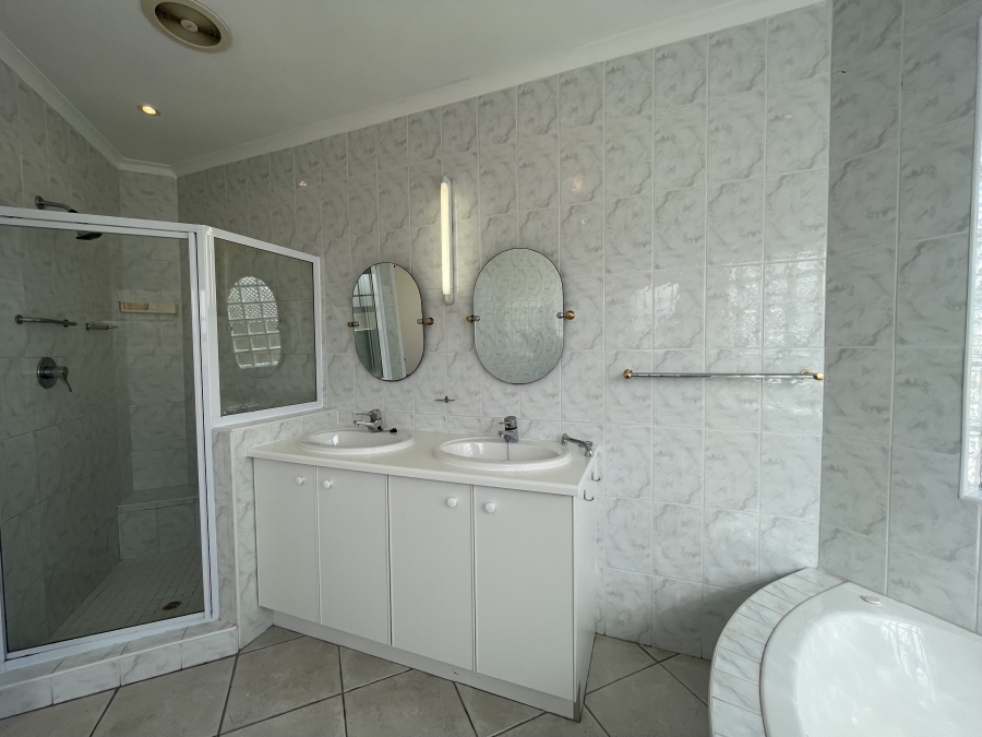 4 Bedroom Property for Sale in Middedorp Western Cape